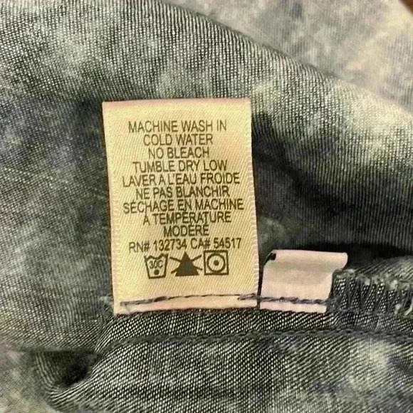 Cloth & Stone Sleeveless Chambray
Button Down Size Small Like New - Picture 9 of 13